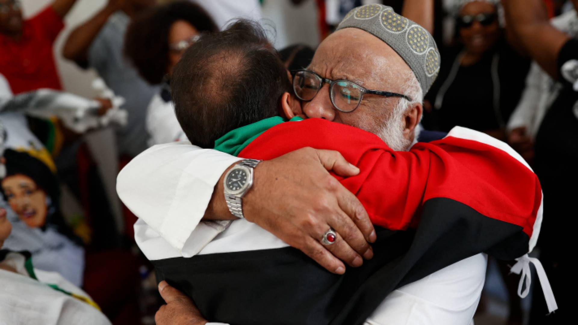 ردة فعل شخص فلسطيني في جنوب إفريقيا عند صدور قرار العدل الدولية "تعبيرية"