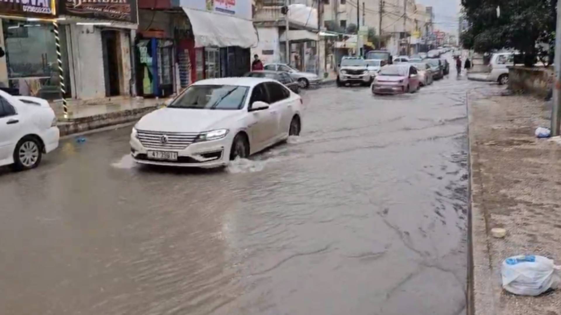 ارتفاع منسوب المياه على طريق بشرى حوارة