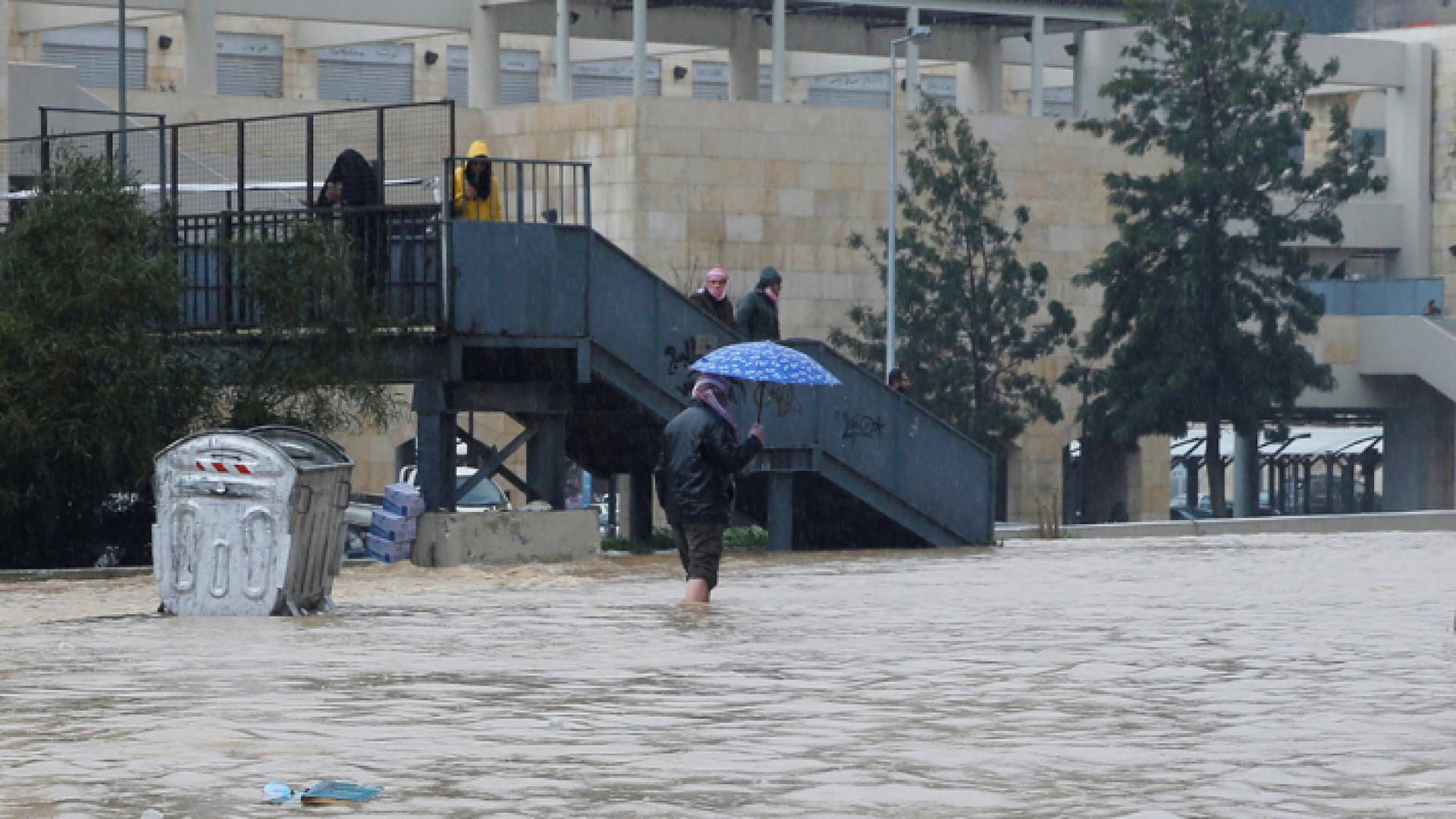 ارتفاع منسوب المياه في إحدى شوارع العاصمة عمان - أرشيفية