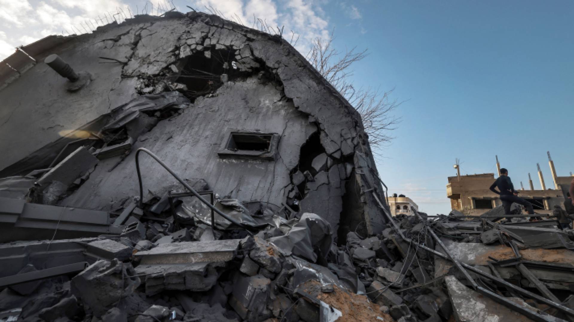 فلسطيني يقف على أنقاض مسجد ومبان انهارت خلال قصف الاحتلال مدينة رفح جنوبي قطاع غزة