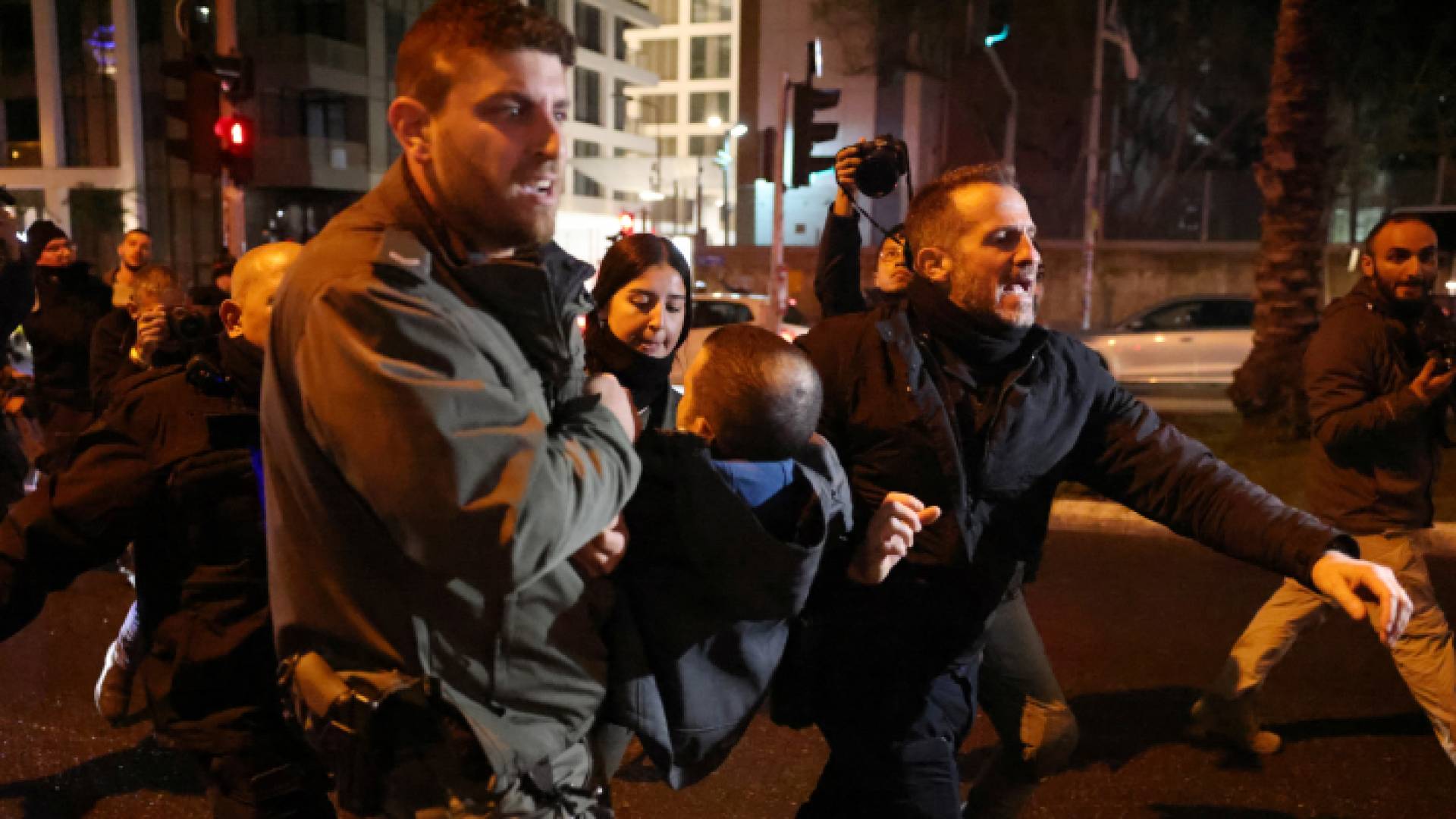 شرطة الاحتنلال تقمع متظاهرين بالقوة في تل أبيب