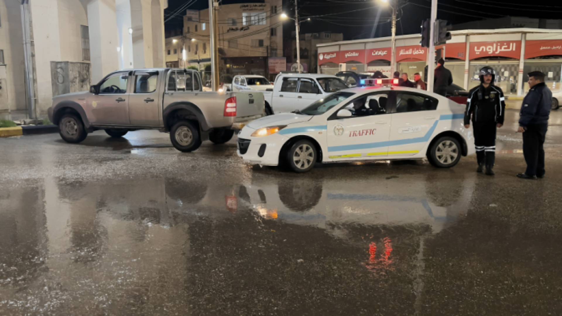 تواجد أمني بالقرب من البناية التي تعرضت لسقوط أجزاء منها