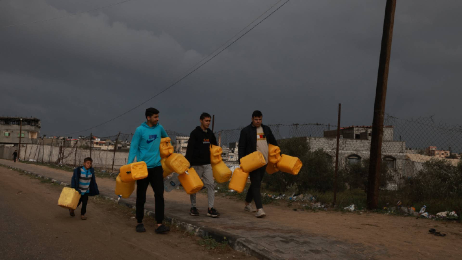 نازحون فلسطينيون يحملون غالونات في طريقهم للحصول على المياه في رفح جنوبي قطاع غزة