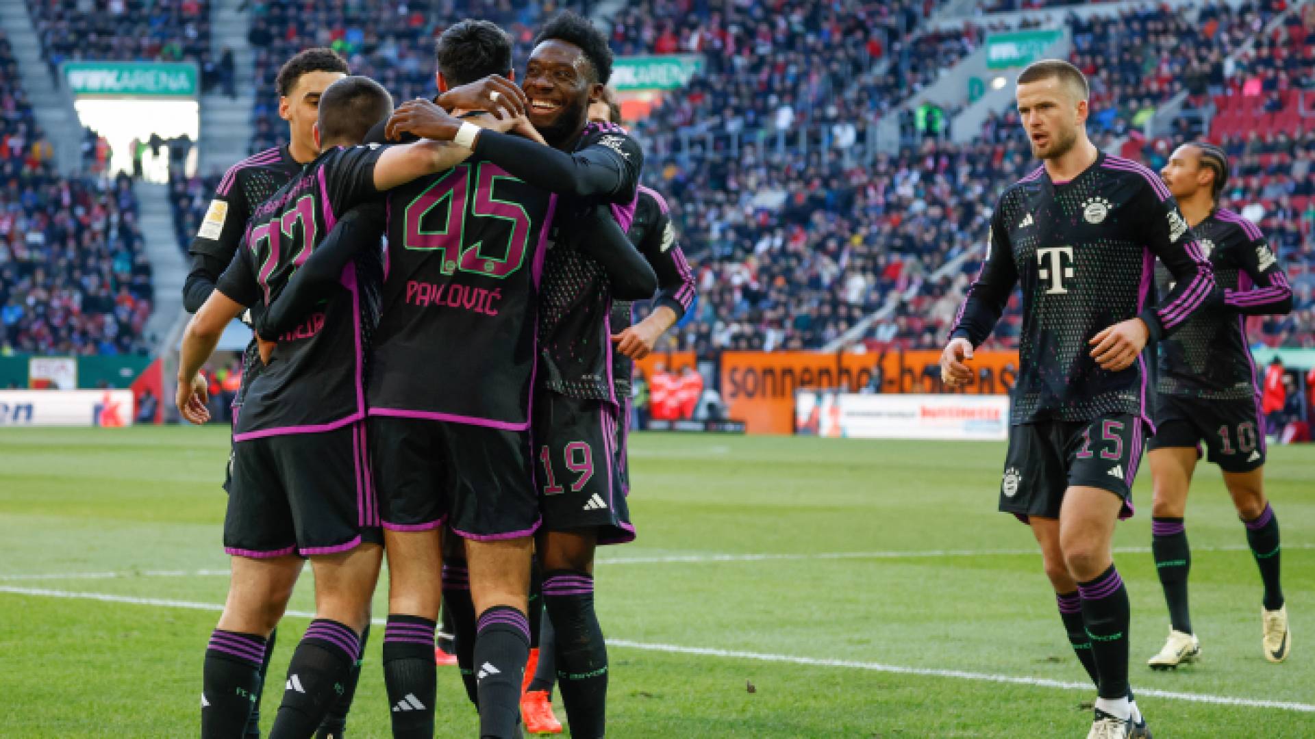 لاعبو بايرن ميونخ يحتفلون بهدف