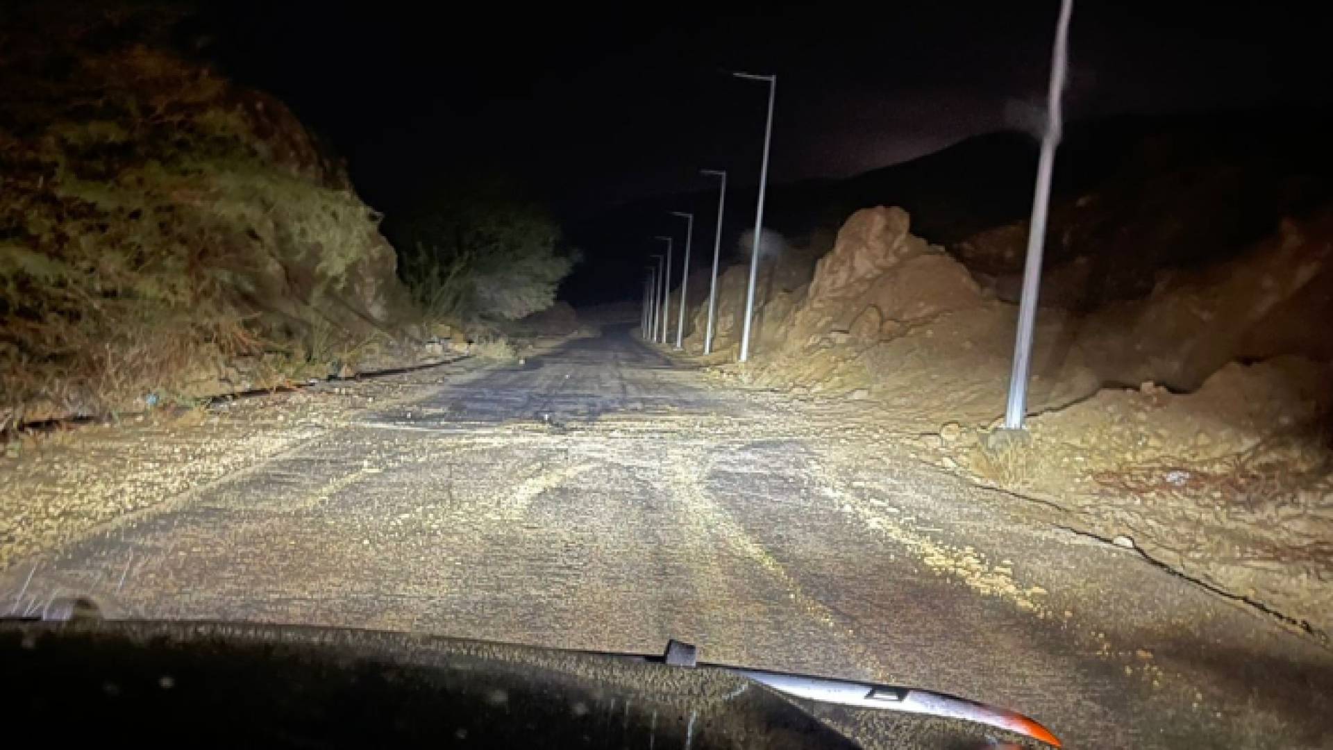 انهيارات أتربة وحجارة على طريق الموجب