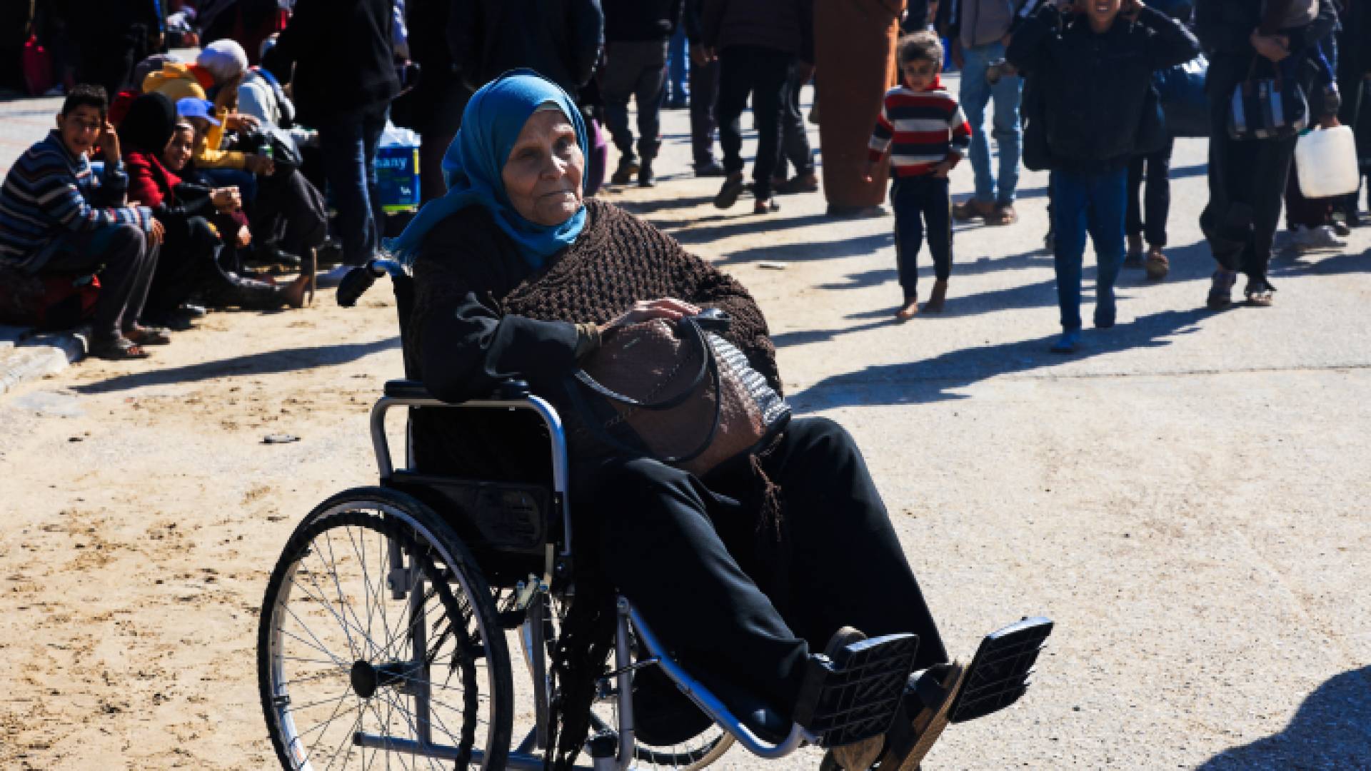 فلسطينية تنزح من خان يونس