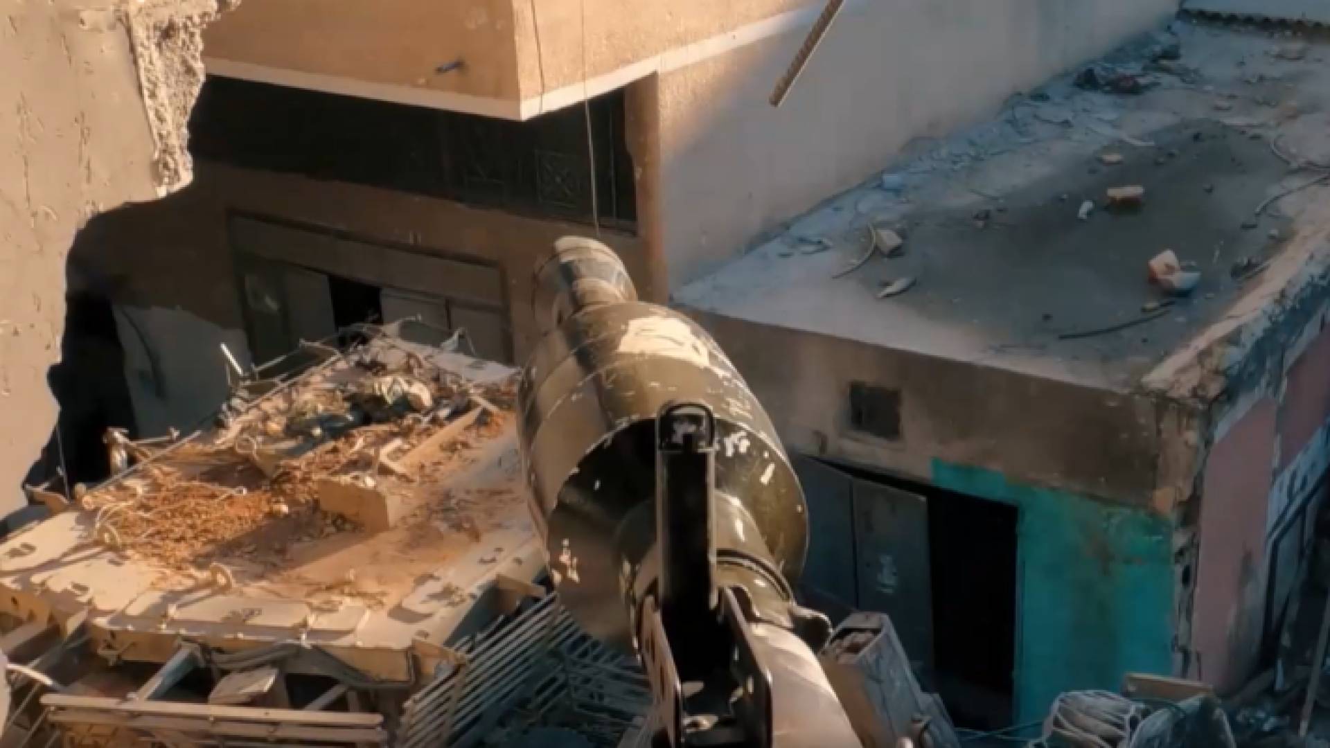 أحد عناصر القسام يحمل سلاح أر بي جي ويستعد لاستهداف جرافة لجيش الاحتلال