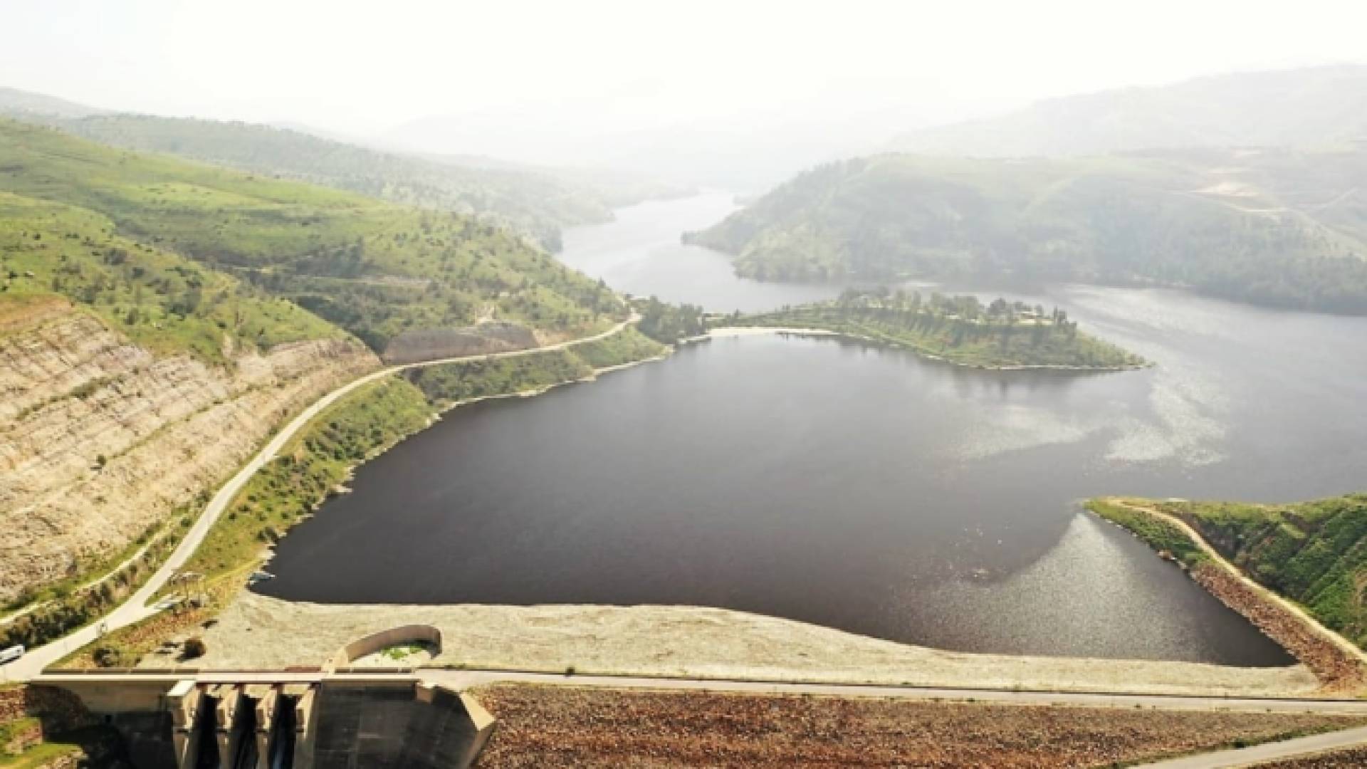 سد الملك طلال شمال العاصمة عمان بحوالي (70) كم