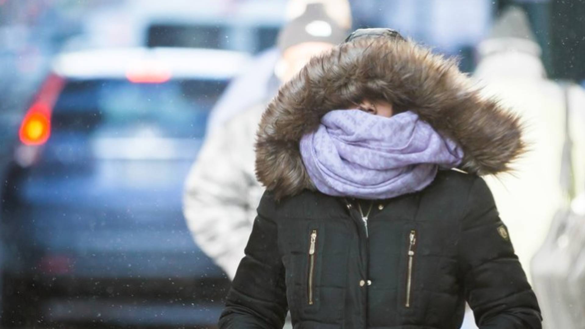 سيدة تسير وسط أجواء قارس البرودة
