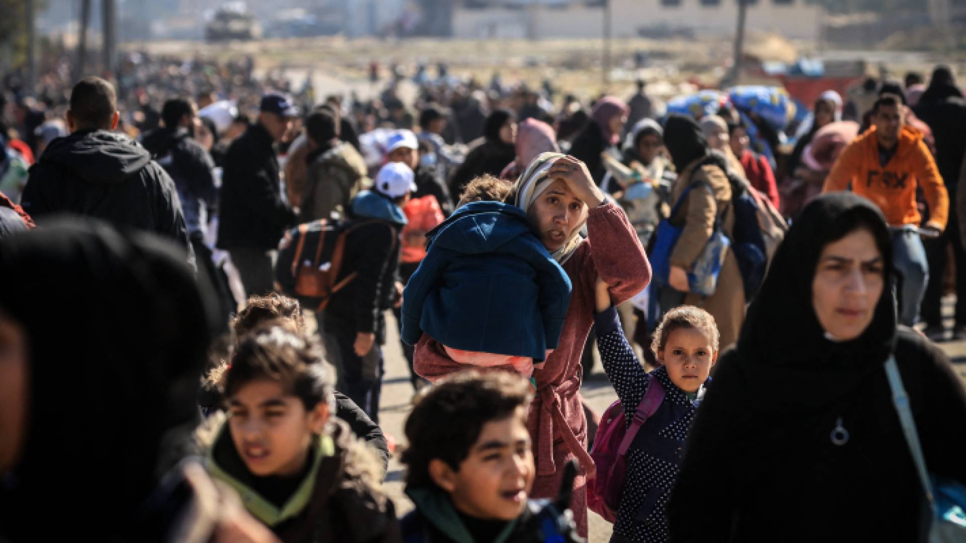 فلسطينيون أثناء فرارهم من خان يونس إلى مناطق أكثر أمانًا - AFP