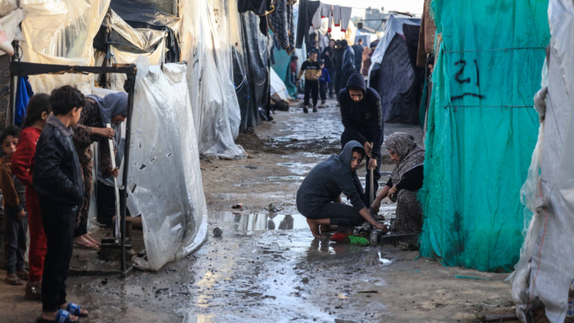 معاناة نازحون فلسطينيون جنوبي قطاع غزة - AFP