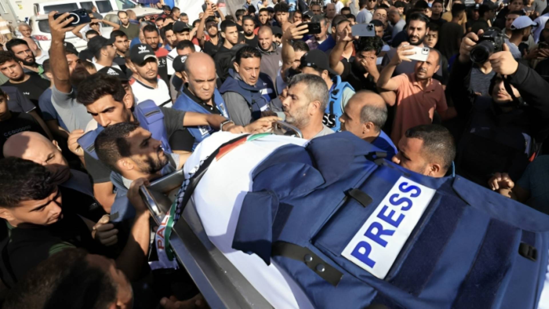 تشييع جثمان أحد الصحفيين في غزة