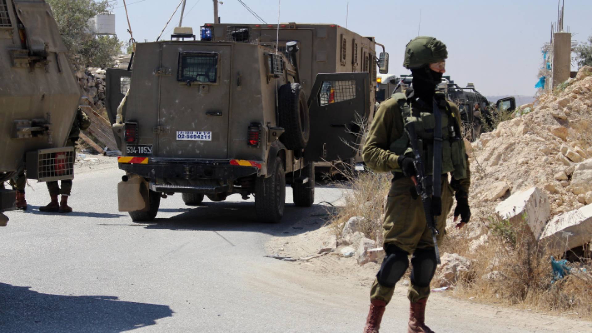 جندي من جيش الاحتلال خلال اقتحام مدن في الضفة الغربية