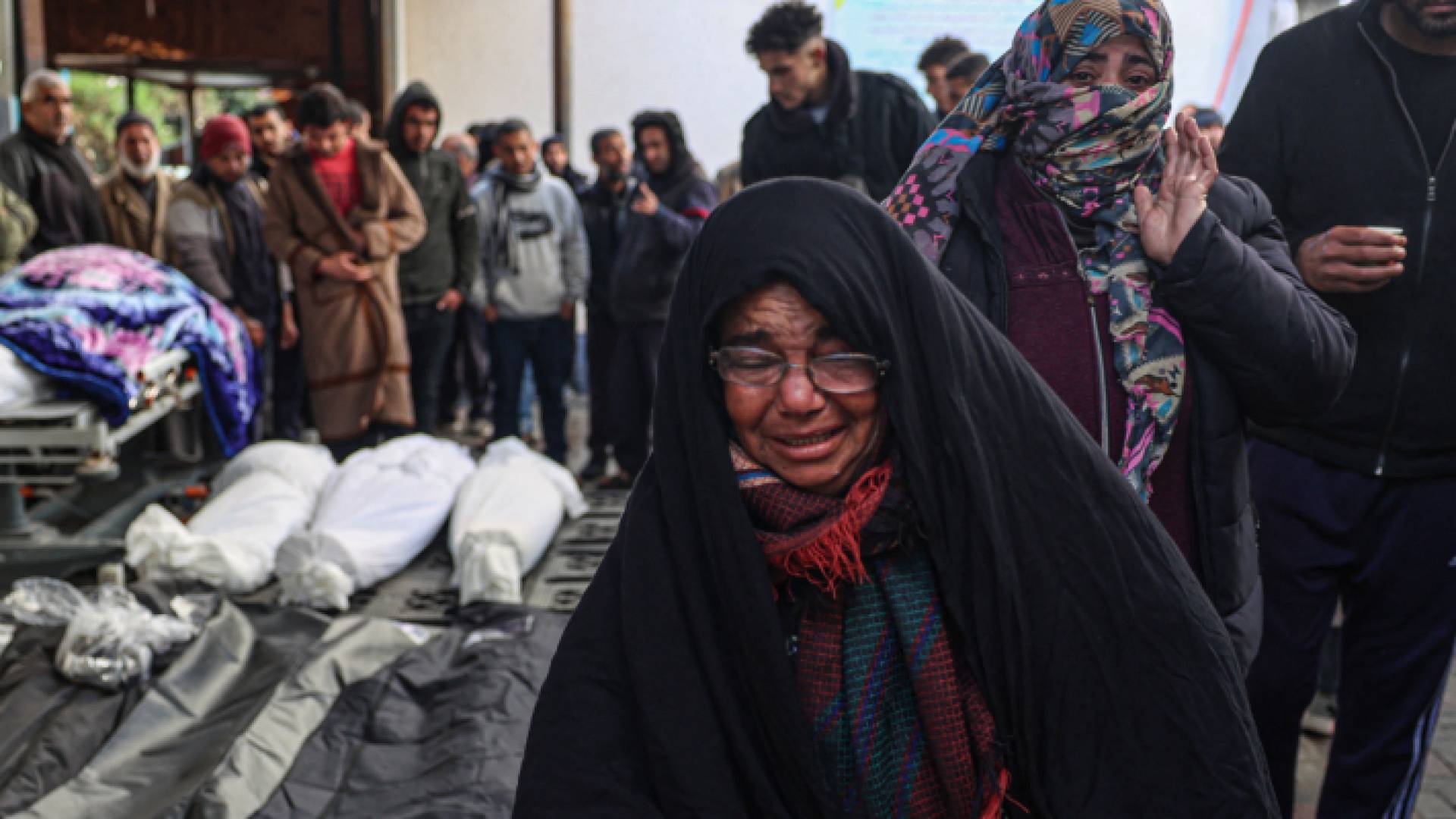 فلسطينية تبكي عائلتها في قطاع غزة