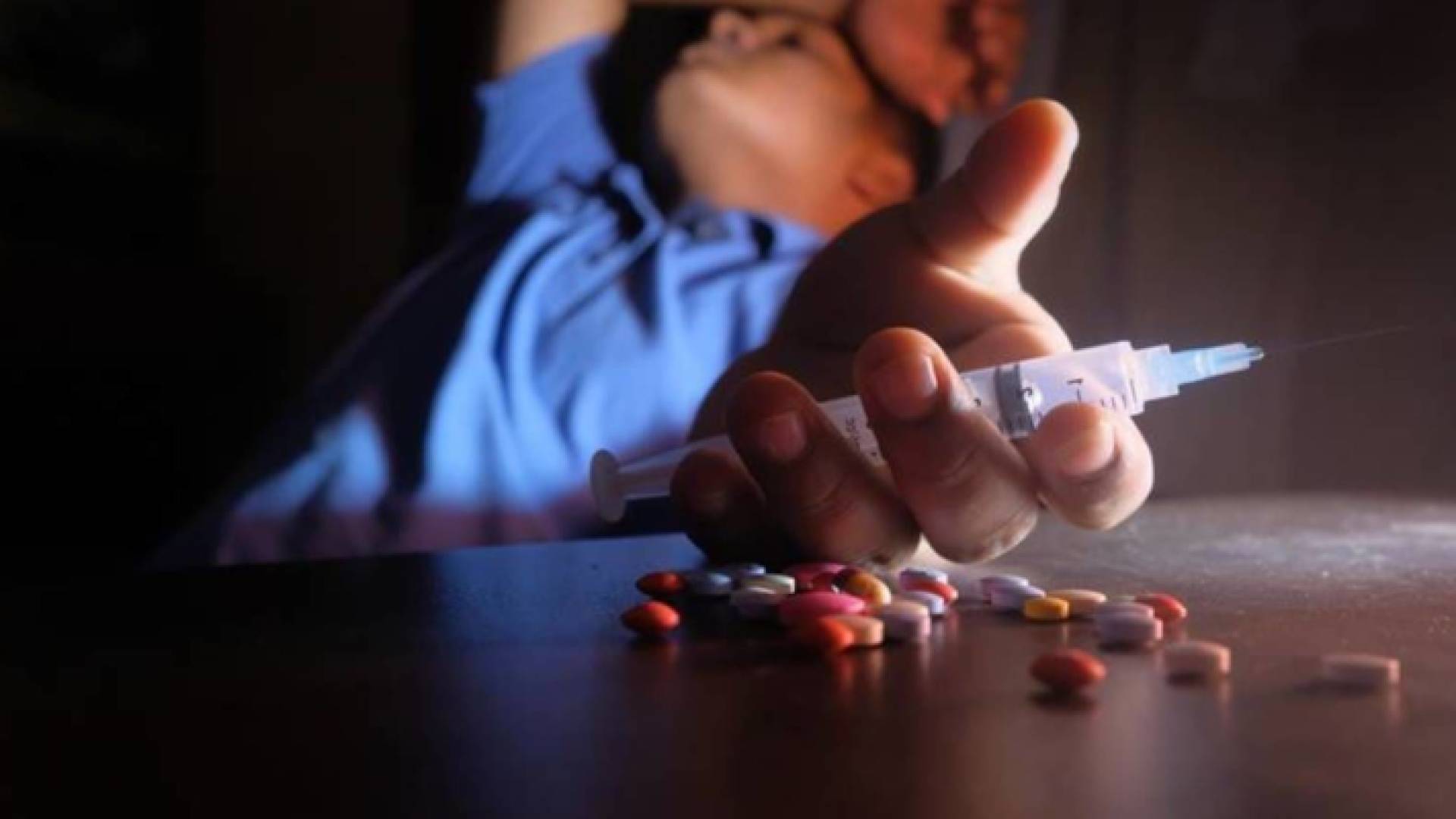 تعبيرية لشخص يتعاطى المخدرات