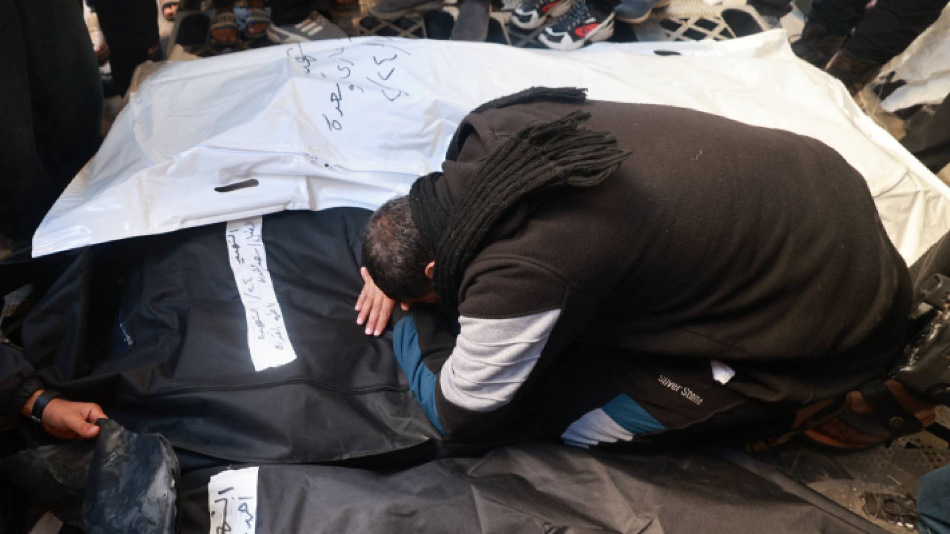 فلسطيني يبكي عائلته في غزة