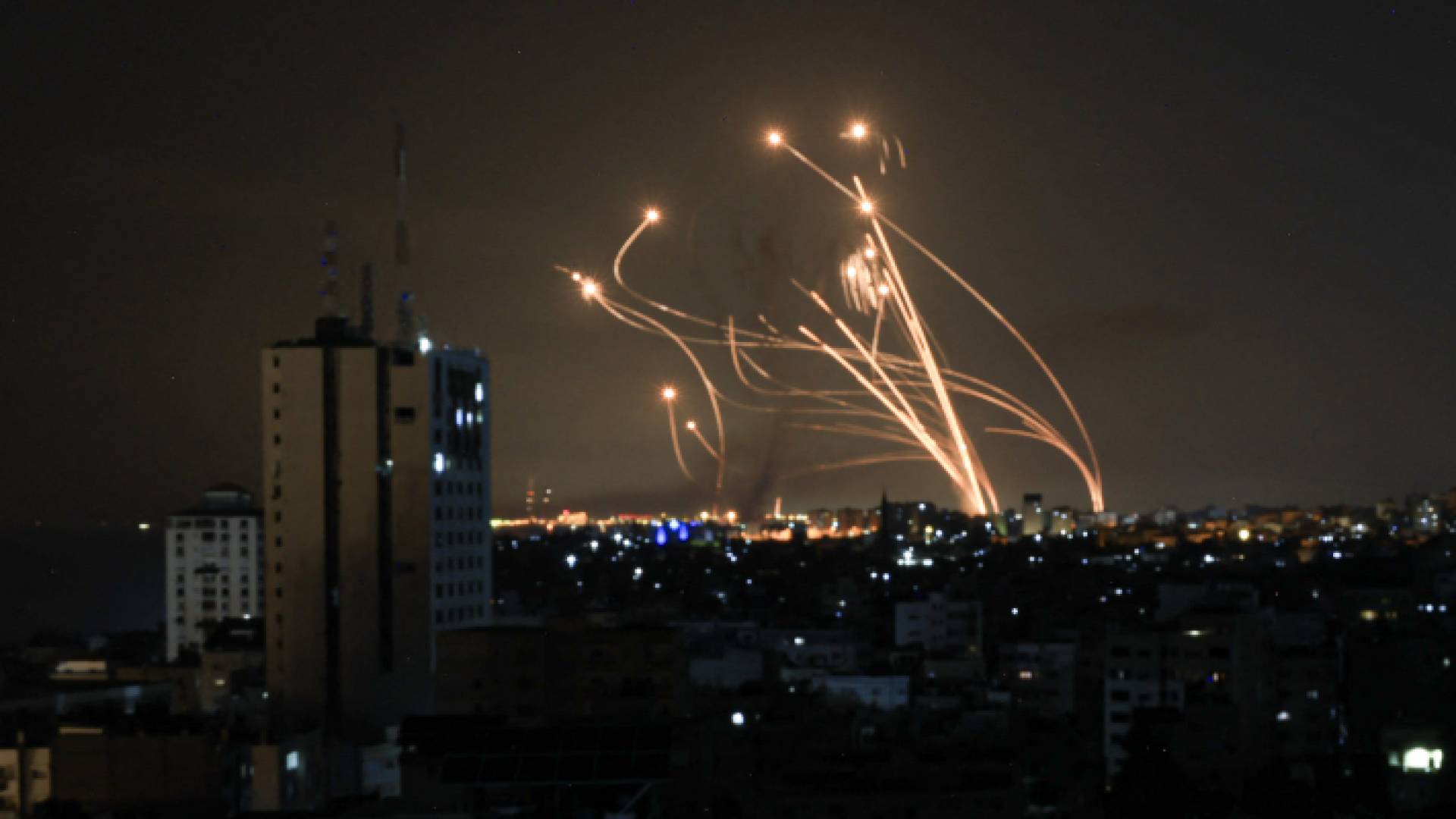 رشقة صاروخية أطلقتها المقاومة الفلسطينية صوب تل أبيب - أرشيف