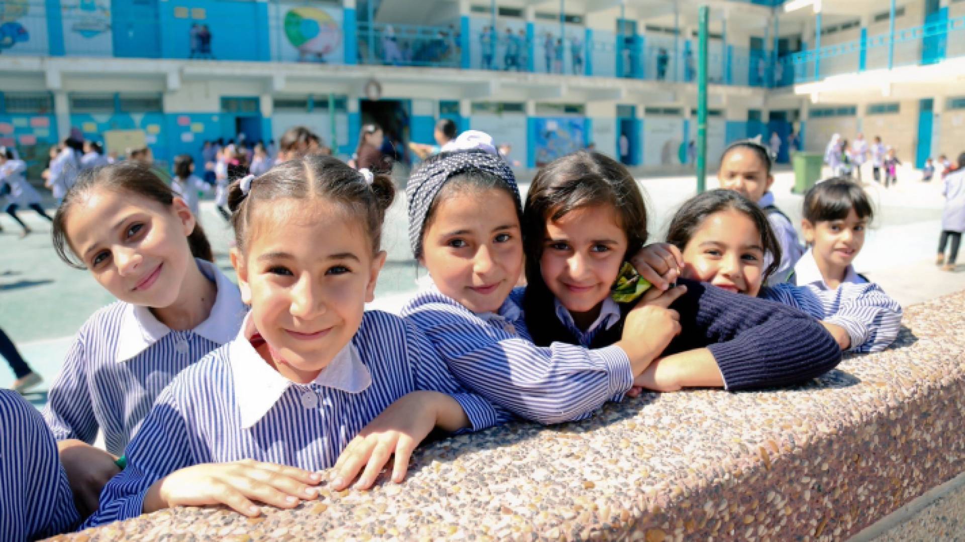 طفلات فلسطينيات في إحدى مراكز "الأنروا"