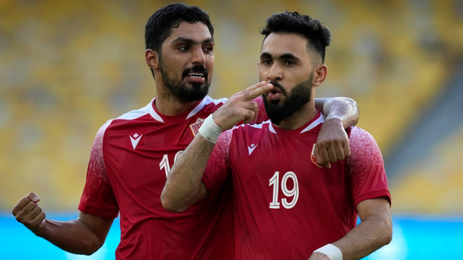 لاعبو البحرين يحتفلون بهدف سابق