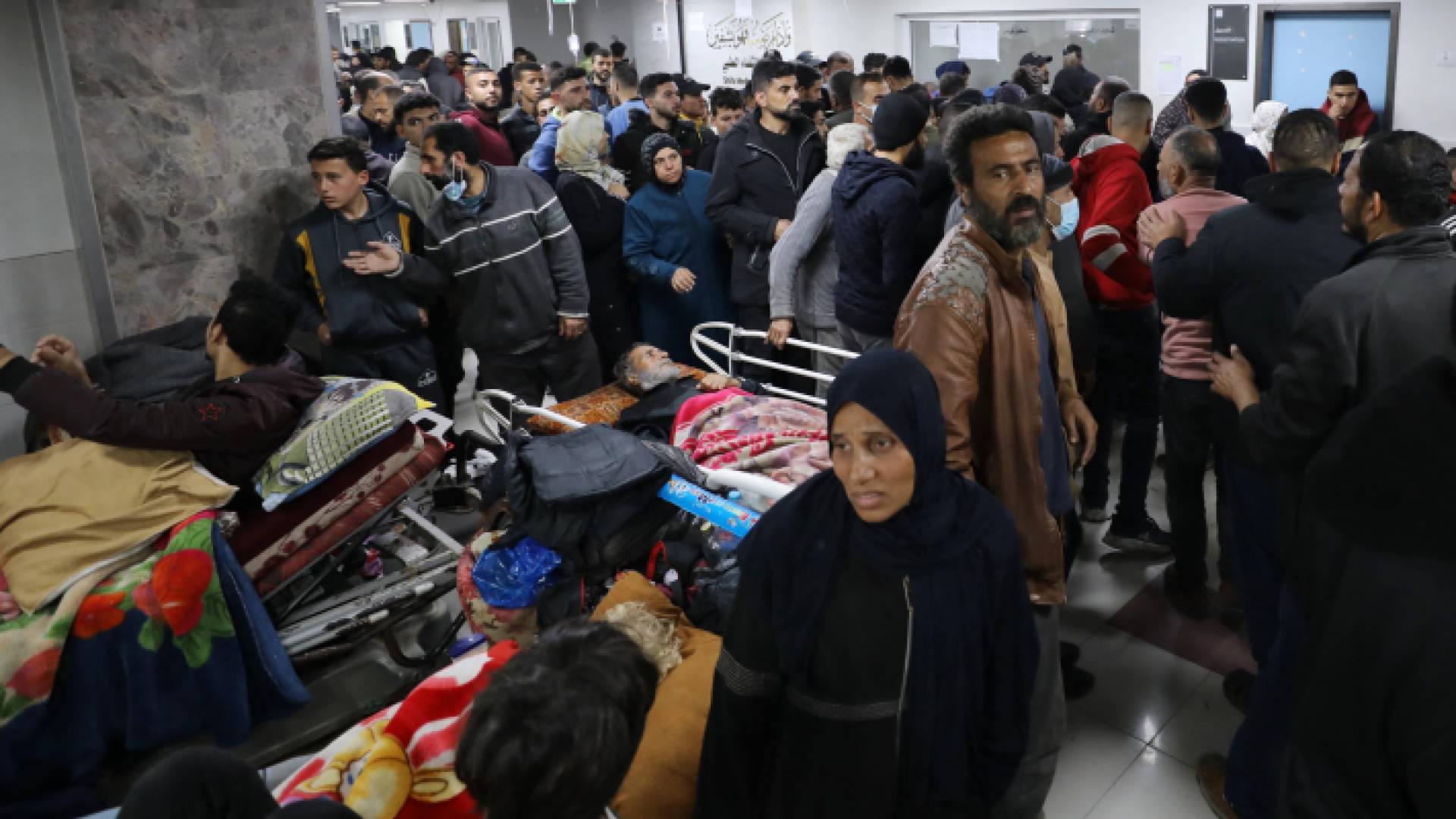 فلسطينيون في مستشفى الشفاء بغزة