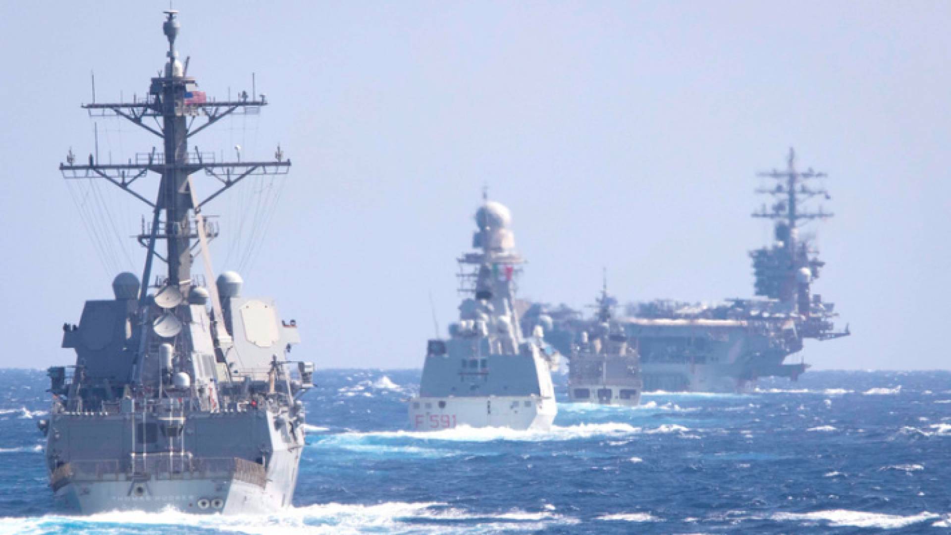 لفرقاطة الإيطالية فيرجينيو فاسان (الثانية من اليسار) في البحر الأبيض المتوسط مع سفن أمريكية ويونانية
