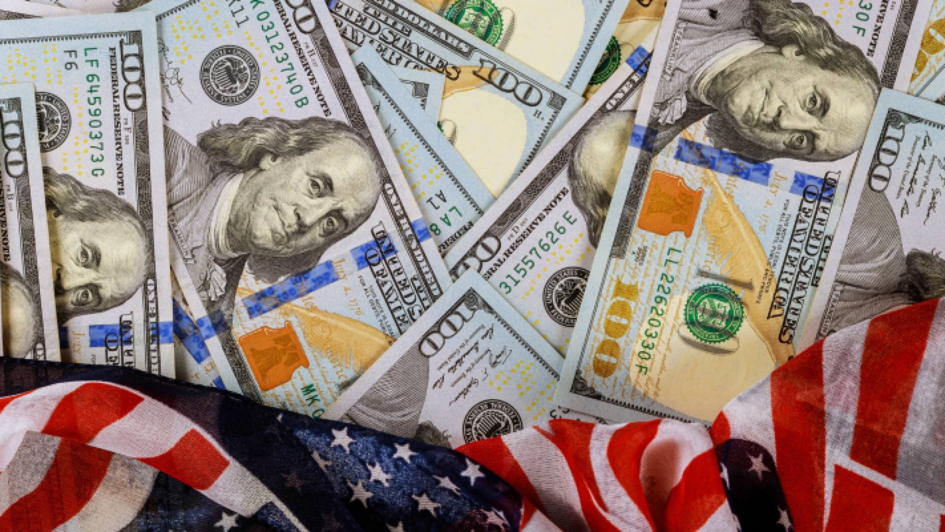دولارات وعلم الولايات المتحدة الأمريكية