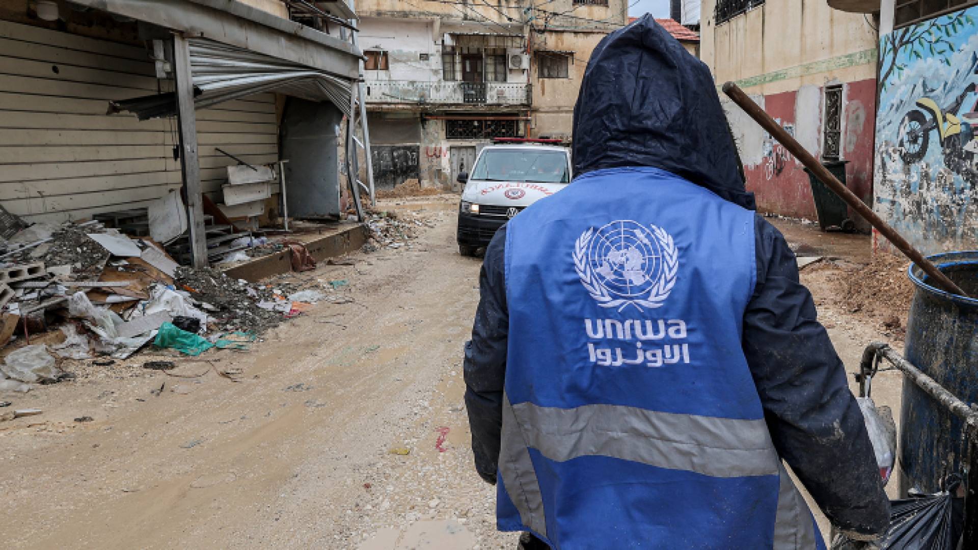 فلسطيني يرتدي سترة تحمل شعار (الأونروا)