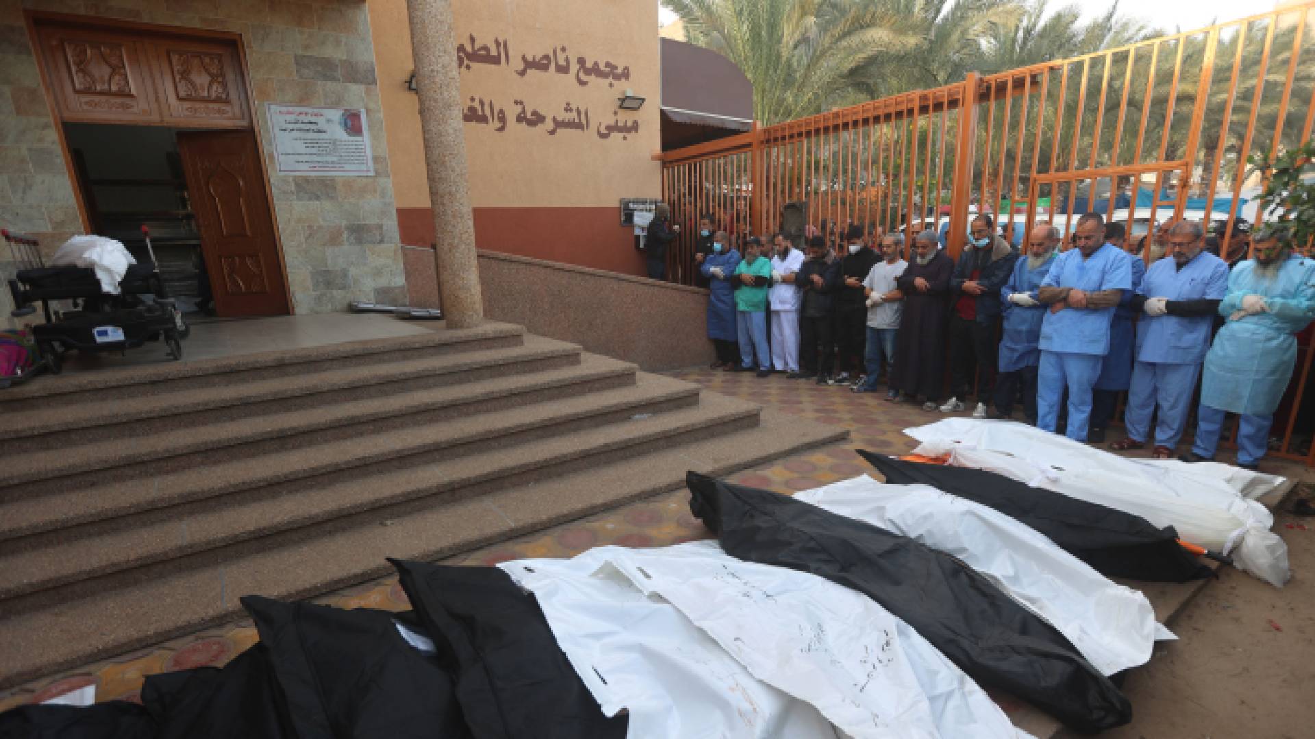 شهداء في محيط مستشفى ناصر الطبي بغزة