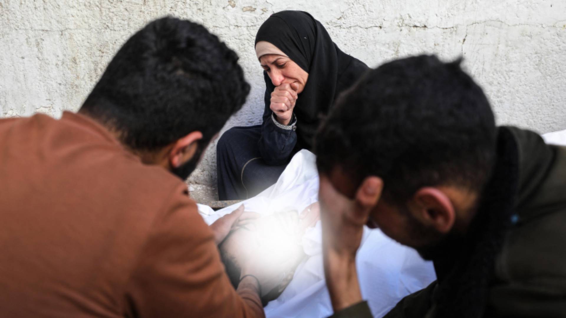 فلسطينية تبكي عائلتها في غزة