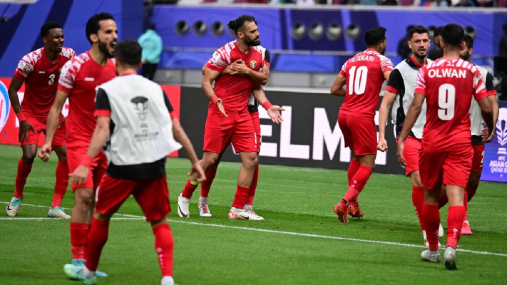 لاعبو المنتخب الوطني يحتفلون بهدف