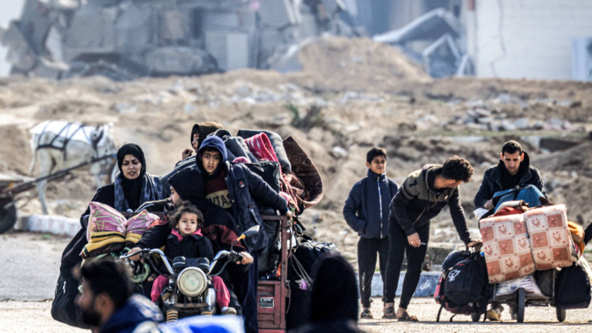 عدوان الاحتلال يجبر أهالي خان يونس على النزوح - AFP