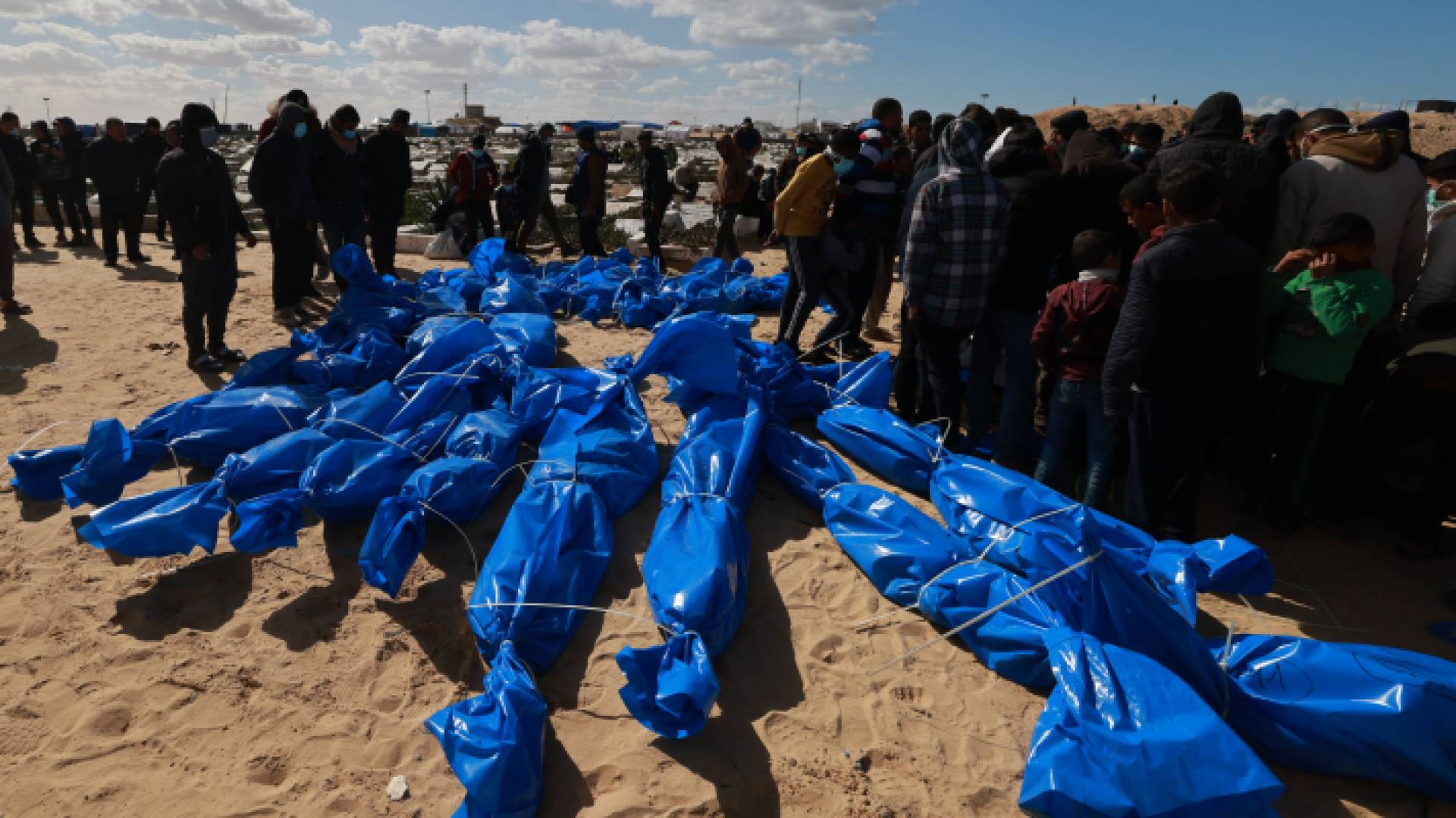 فلسطينيون يشيعون جثامين شهداء ارتقوا في قطاع غزة