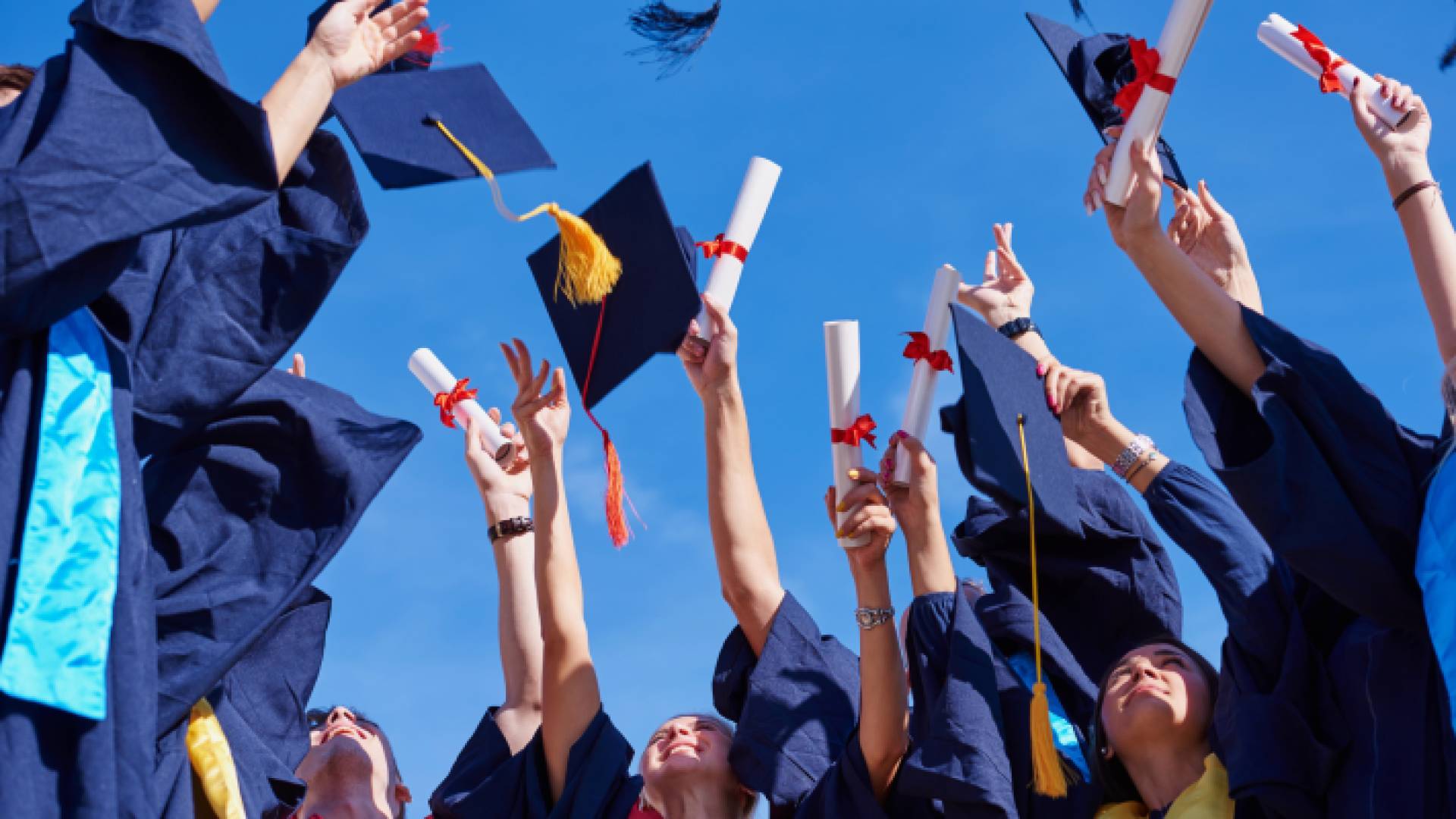 طلبة يحتفلون بنجاحهم