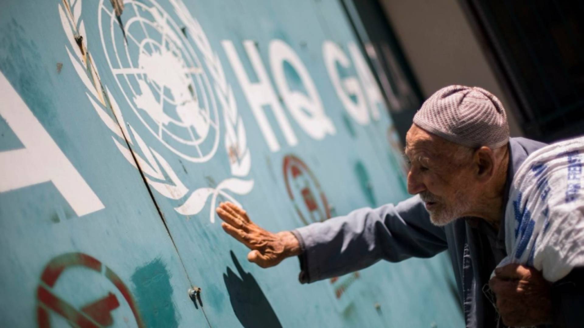 مسن يطرق باب الأونروا "أرشيفية"