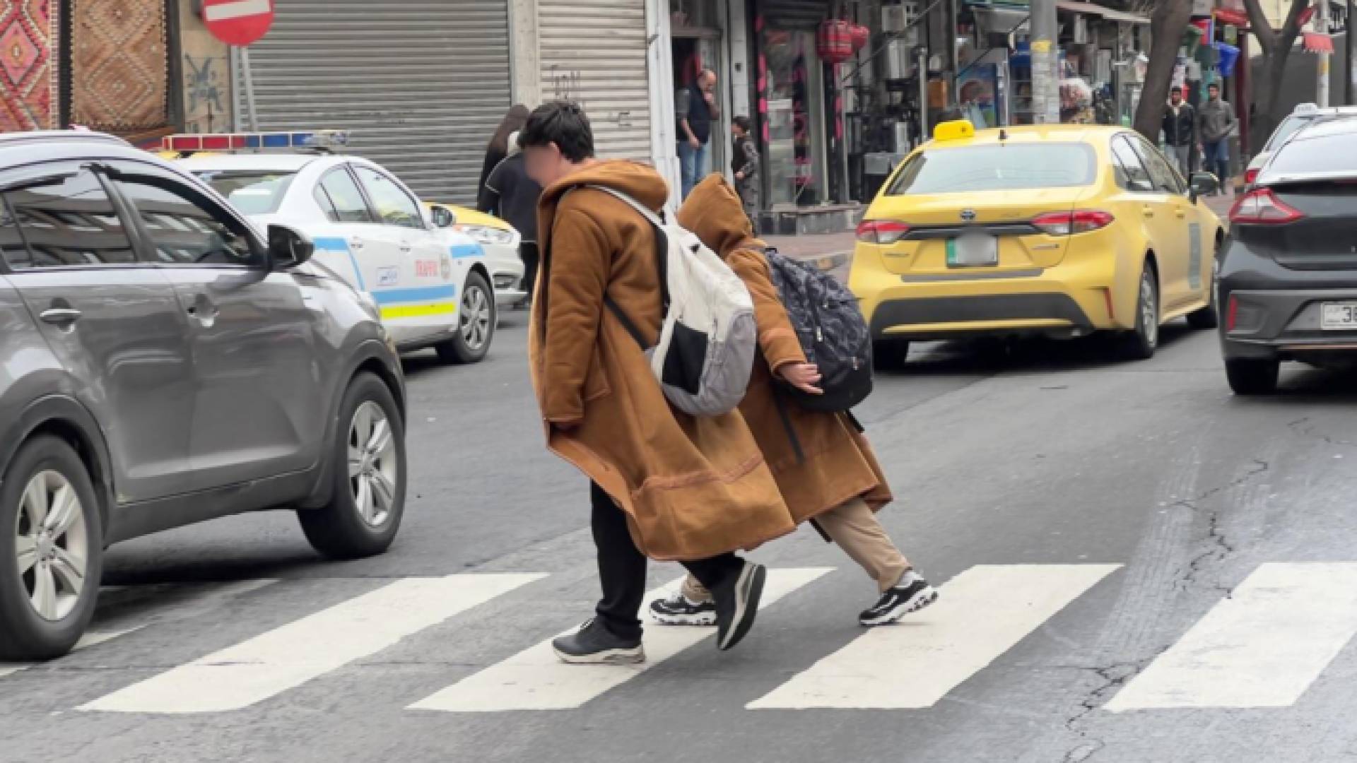 فتيان يسيران في وسط البلد بالعاصمة عمان