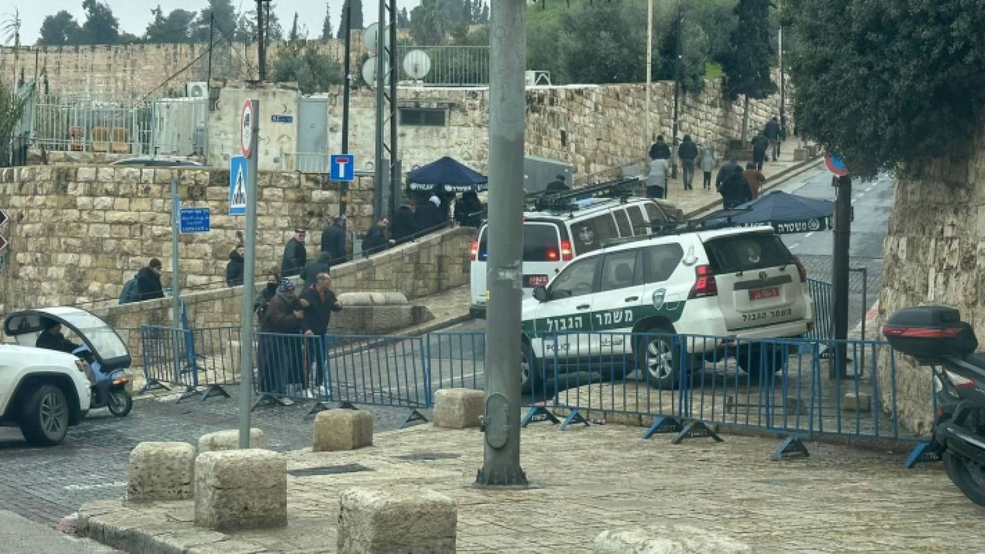 حواجز حديدة نصبتها قوات الاحتلال لمنع وصول الفلسطينيين إلى المسجد الأقصى