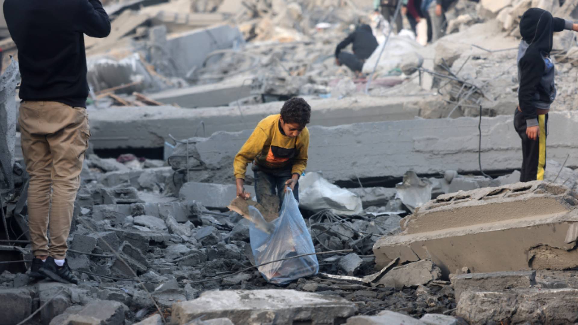 فلسطينيون يبحثون ممتلكاتهم بعد تدمير منزلهم في غزة