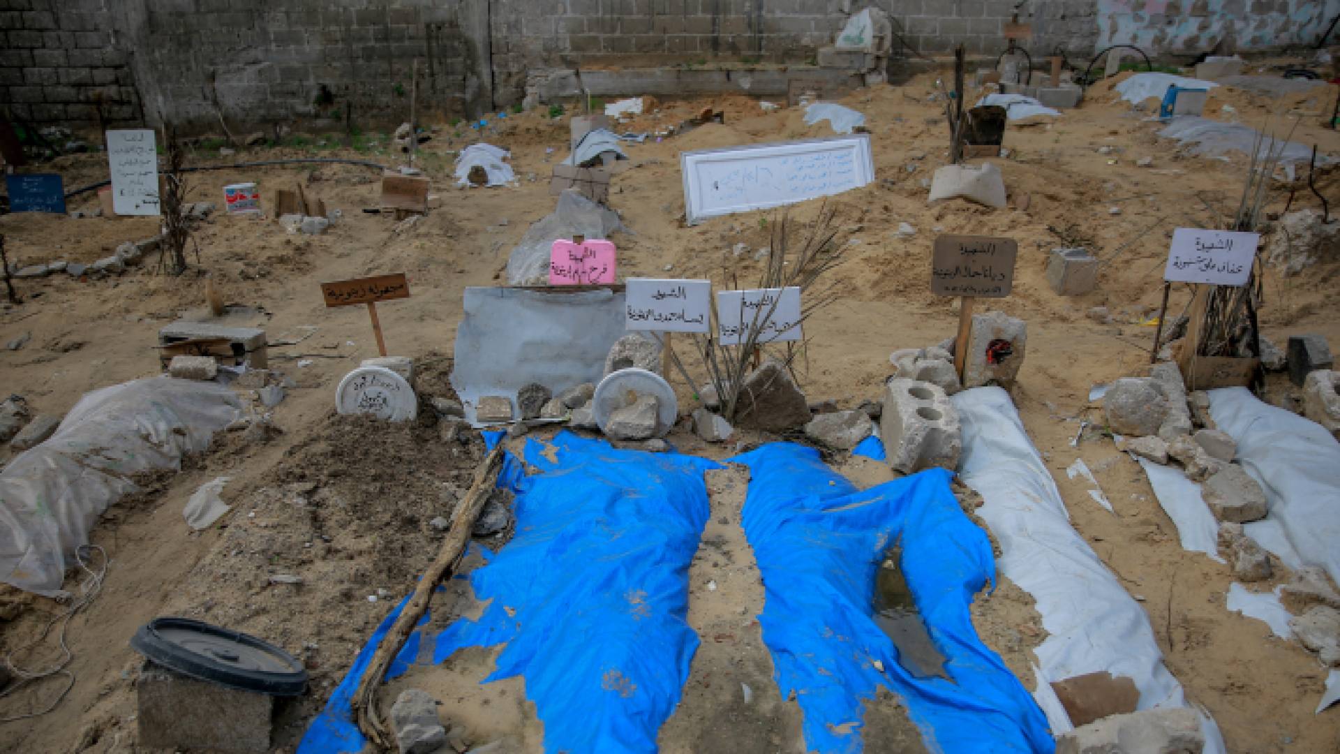 مقابر جماعية دفن فيها شهداء بمدينة غزة - AFP