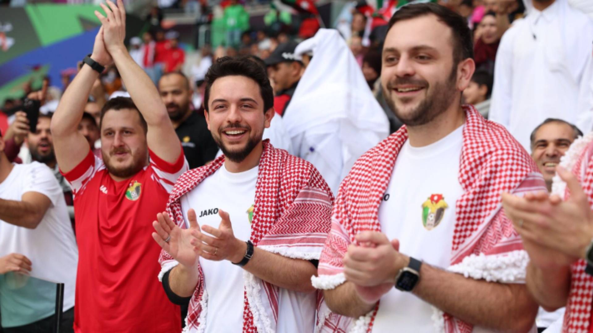 الأمير الحسين بن عبدالله الثاني ولي العهد خلال حضور مباراة النشامى