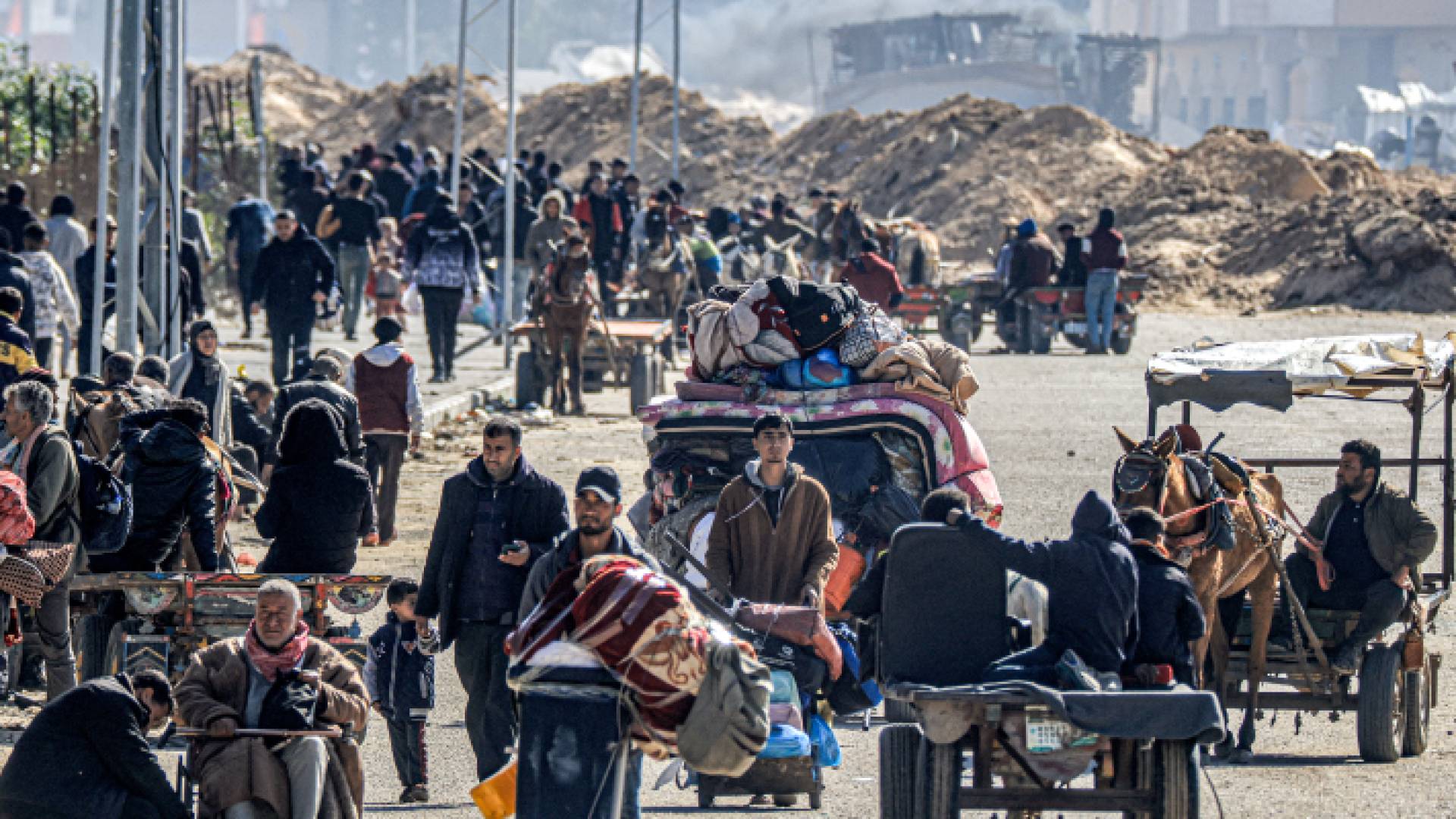 فلسطينيون نازحون إلى رفح