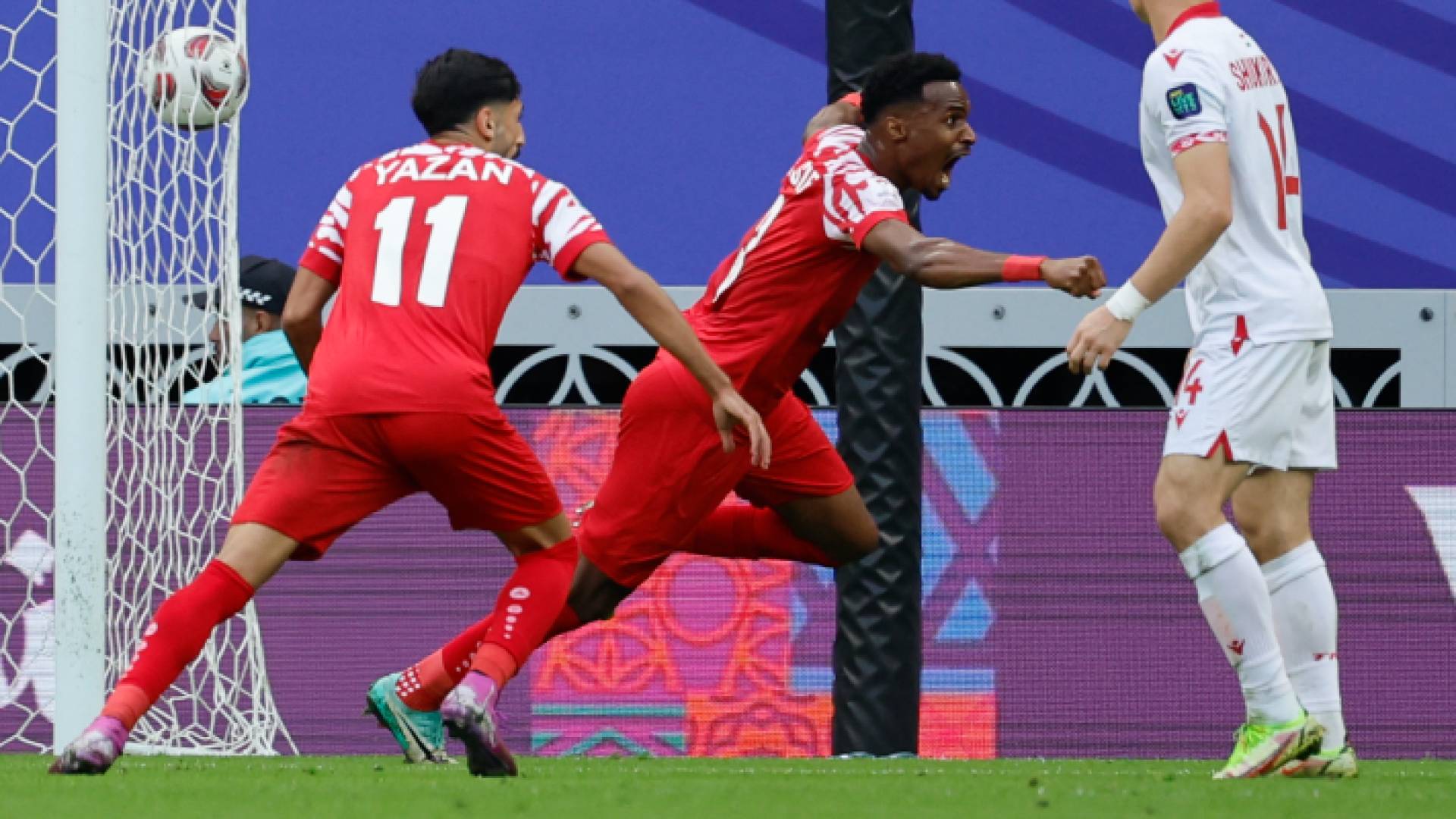 لاعبو المنتخب الوطني يحتفلون بالهدف