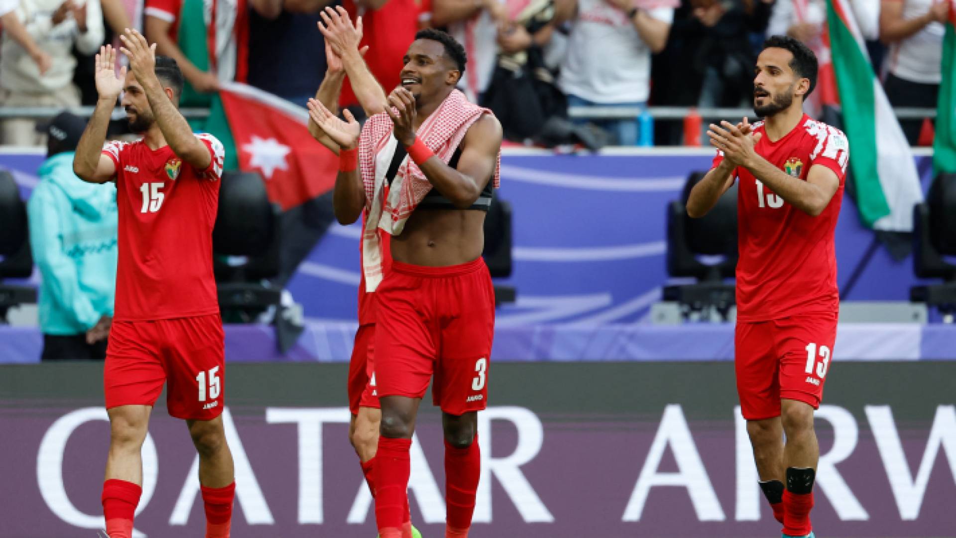 فرحة لاعبي المنتخب الوطني بالتأهل إلى نصف نهائي كأس آسيا