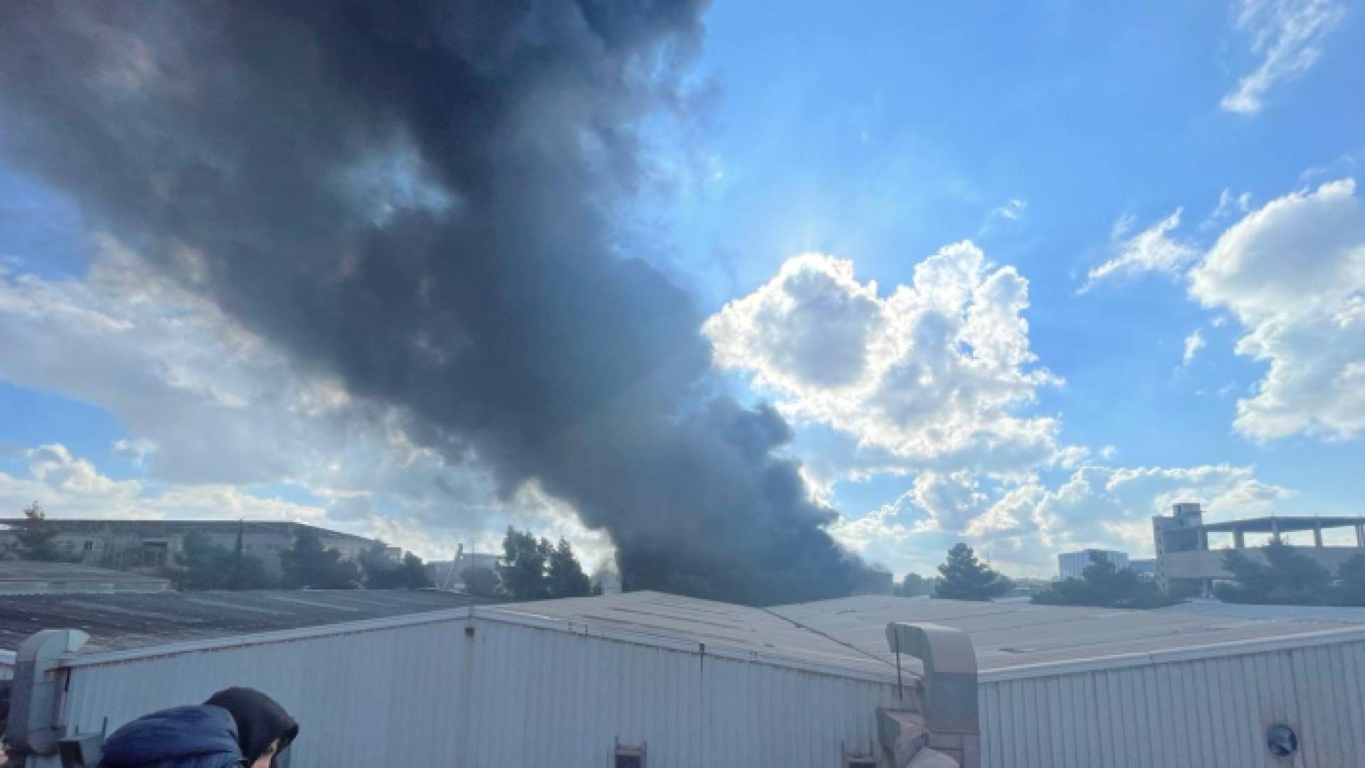 جانب من الحريق في مستودع البلاستيك في سحاب