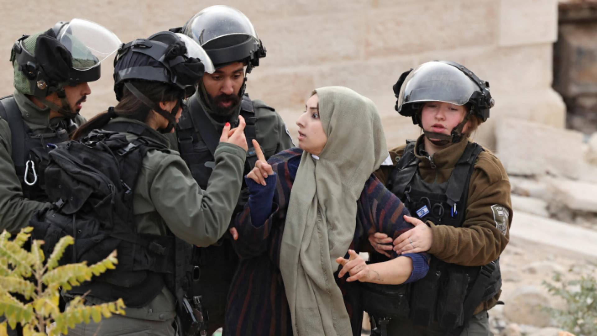 سيدة فلسطينية أثناء محاولة اعتقالها من قوات الاحتلال - أرشيفية