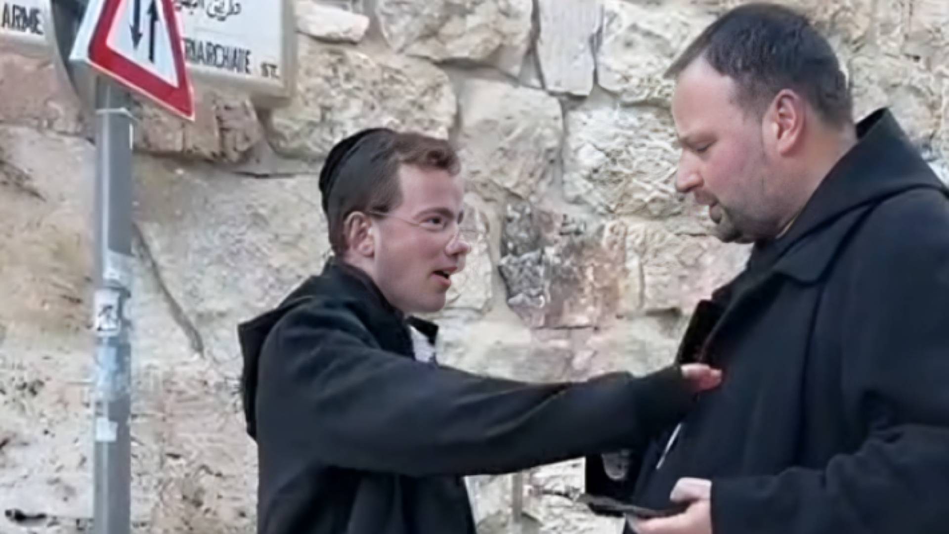 خلال محاولة اعتداء مستوطن على رجل دين مسيحي في القدس المحتلة