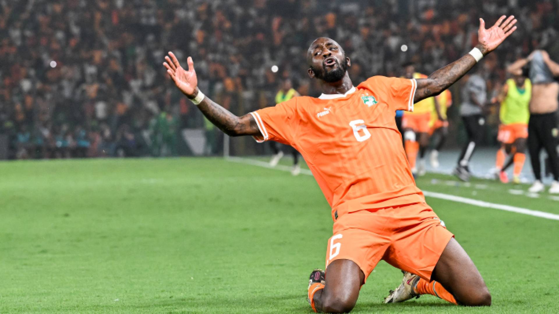 لاعب ساحل العاج لحظة انتهاء المباراة