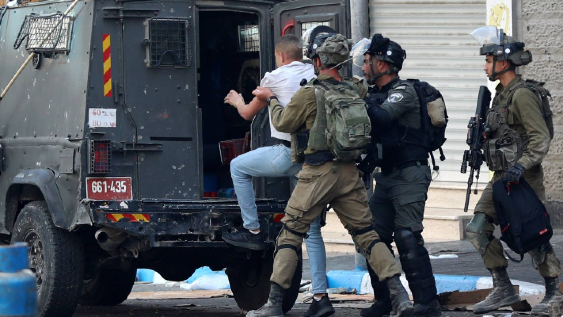 قوات الاحتلال تعتقل فلسطيني بالضفة الغربية