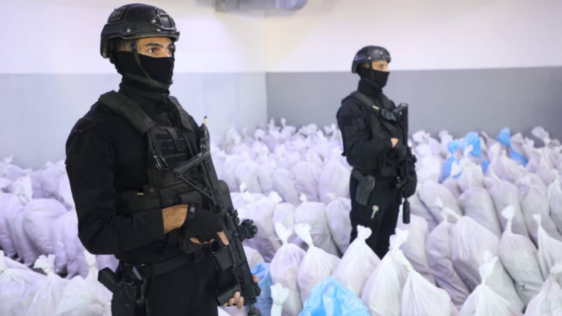 عناصر من إدارة مكافحة المخدرات في مديرية الأمن العام