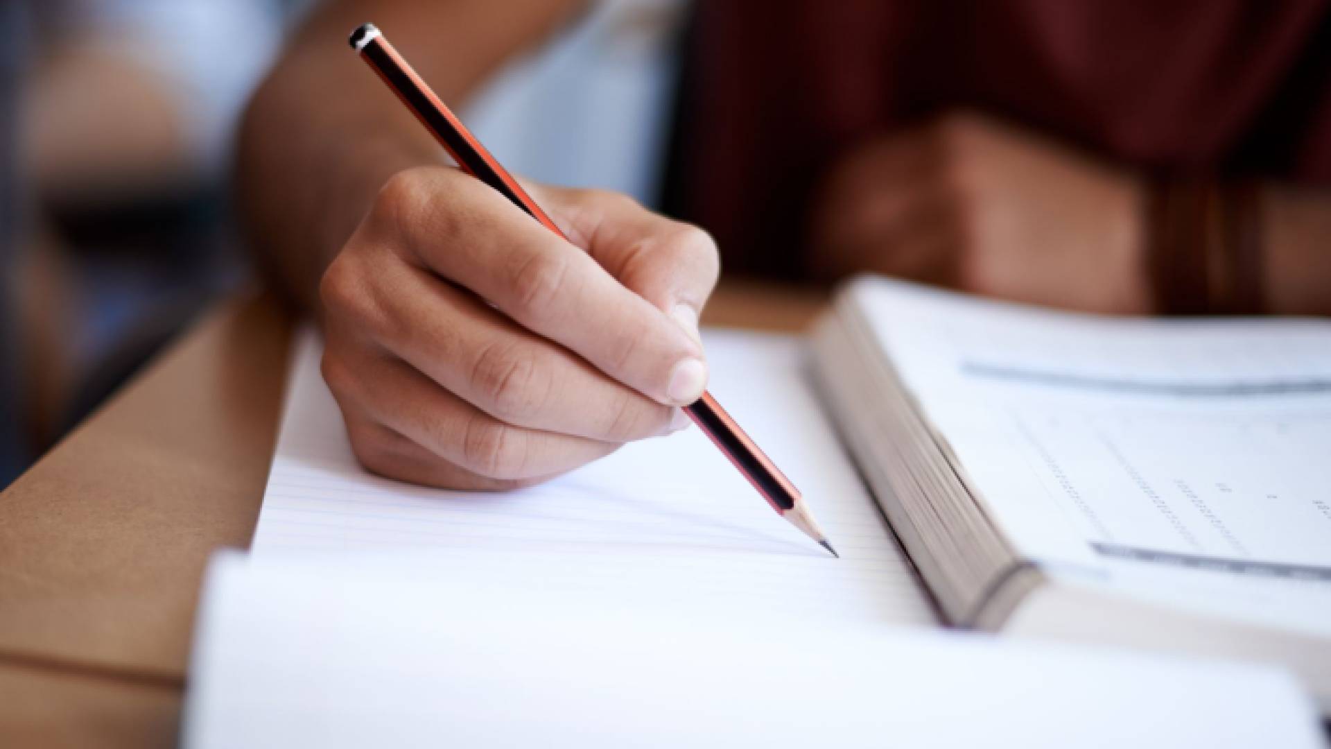 طالب يتقدم لامتحان "تعبيرية"