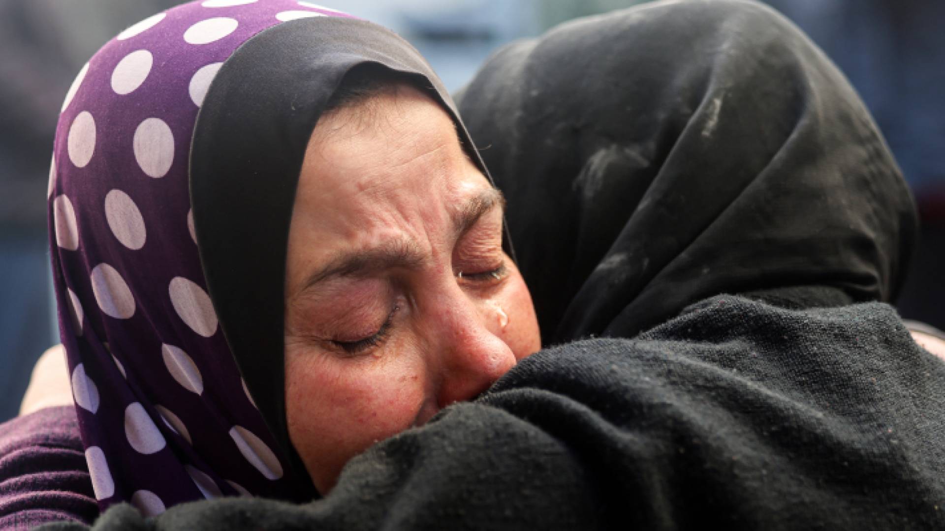 فلسطينية تبكي عائلتها في قطاع غزة